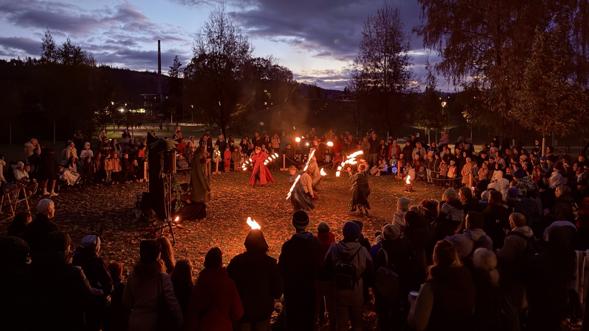 Ohnivá show skupiny TERRA IGNIS na Zahrádce na Trafu, kolem stovky diváků