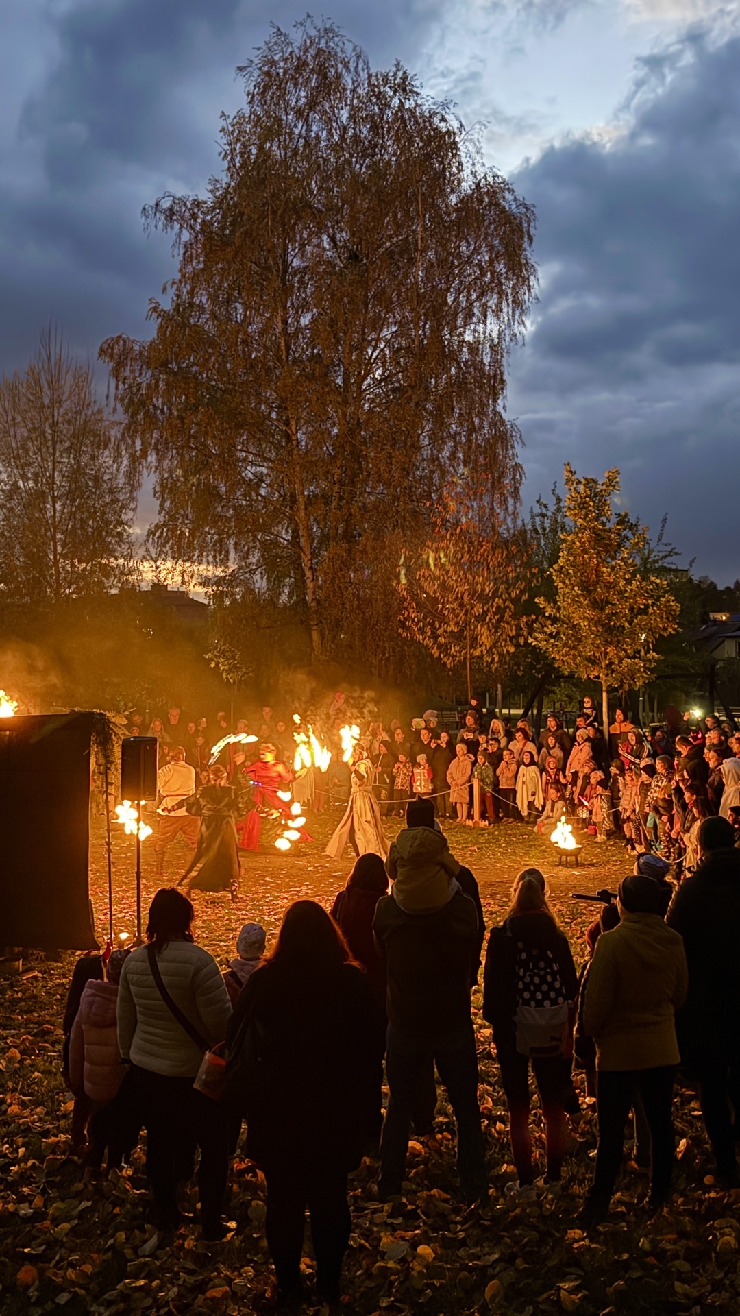 Ohnivá show pod březou