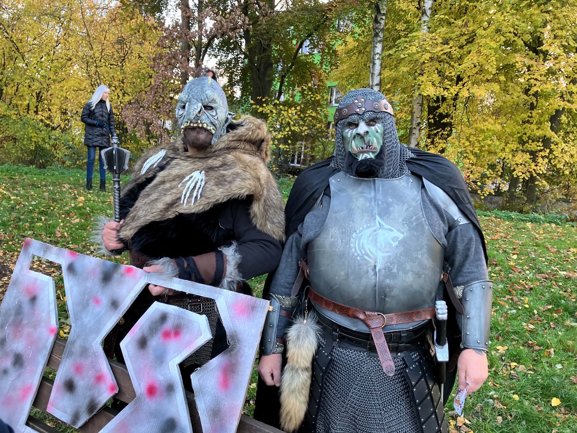 Dva skřeti v kostýmech na stanovišti
